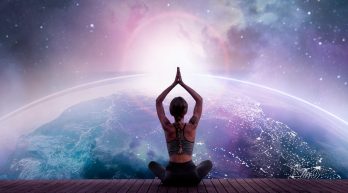 vista-posterior-mujer-meditando-espacio